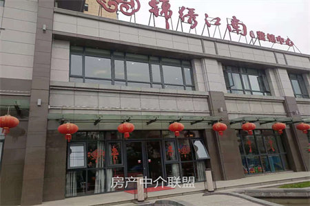 高级中学东临圣都山水城，带储藏室